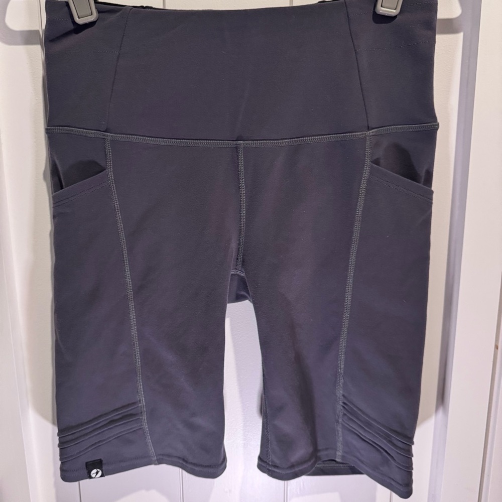 Oiselle Long Pocket Jogger Shorts 8.25 in | size 4 Obsidian